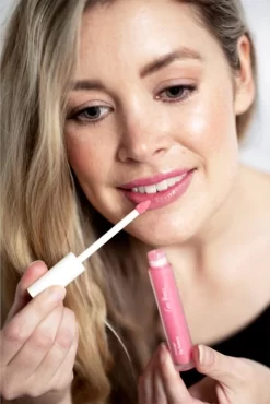 Ere Perez Mango Lip Honey -Cela pourrait être cosmétique. ere perez mango lip honey brillant a levres nourrissant a lhuile de mangue 3