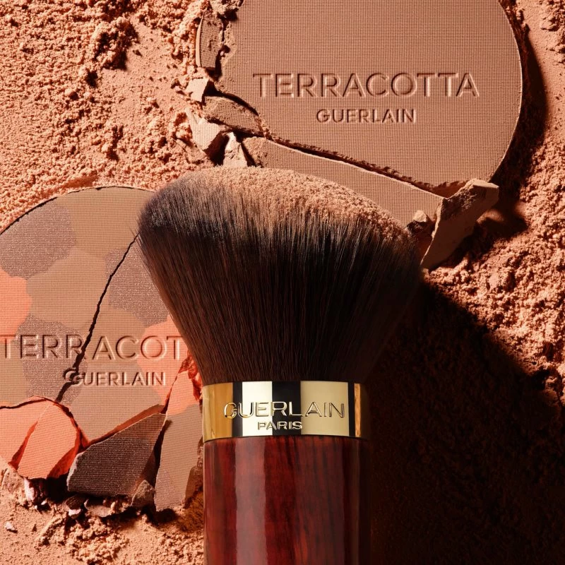 GUERLAIN Terracotta Light Powder Brush 2 GUERLAIN Terracotta Light Powder Brush – Image 2