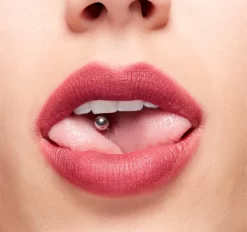 MAC Cosmetics Bubbles & Bows Powder Kiss Liquid Lipcolour 6 MAC Cosmetics Bubbles & Bows Powder Kiss Liquid Lipcolour -Cela pourrait être cosmétique. mac cosmetics bubbles bows powder kiss liquid lipcolour rouge a levres liquide avec fini mat 2