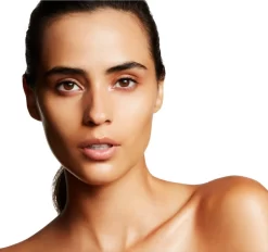 MAC Cosmetics Fix+ Magic Radiance -Cela pourrait être cosmétique. mac cosmetics fix magic radiance brume fixante maquillage pour une peau lumineuse 2