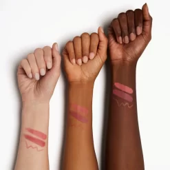 MAC Cosmetics Holiday Powdered Snow Kiss Lip Kit -Cela pourrait être cosmétique. mac cosmetics holiday powdered snow kiss lip kit coffret cadeau pink teinte 6