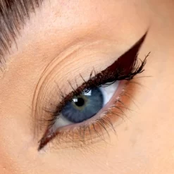 TheBalm Schwing® Liquid Eyeliner Trio 10 TheBalm Schwing® Liquid Eyeliner Trio -Cela pourrait être cosmétique. thebalm schwing liquid eyeliner trio eyeliner liquide longue tenue 4