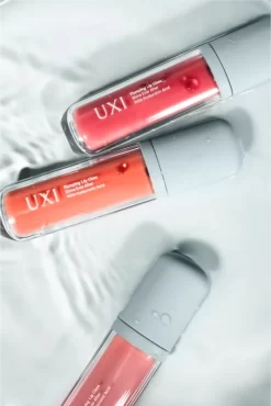 UXI BEAUTY Plumping Lip Gloss 8 UXI BEAUTY Plumping Lip Gloss -Cela pourrait être cosmétique. uxi beauty plumping lip gloss brillant a levres volumisant a lacide hyaluronique 2