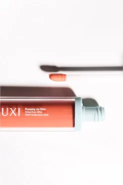UXI BEAUTY Plumping Lip Gloss 9 UXI BEAUTY Plumping Lip Gloss -Cela pourrait être cosmétique. uxi beauty plumping lip gloss brillant a levres volumisant a lacide hyaluronique 3