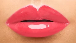 Yves Saint Laurent Vernis À Lèvres Vinyl Cream -Cela pourrait être cosmétique. yves saint laurent vernis a levres vinyl cream brillant a levres texture cremeuse 1